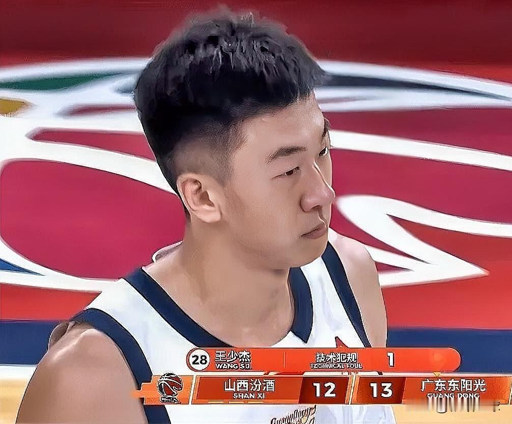 广东男篮恶汉王少杰又吃技犯了！在今晚山西对阵广东队的首节比赛中，迪亚洛突破造成陈