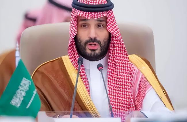 从“避战”到“亮剑”，沙特突然翻脸，胡塞炸穿底线，能源命脉悬了，中东要变天？
