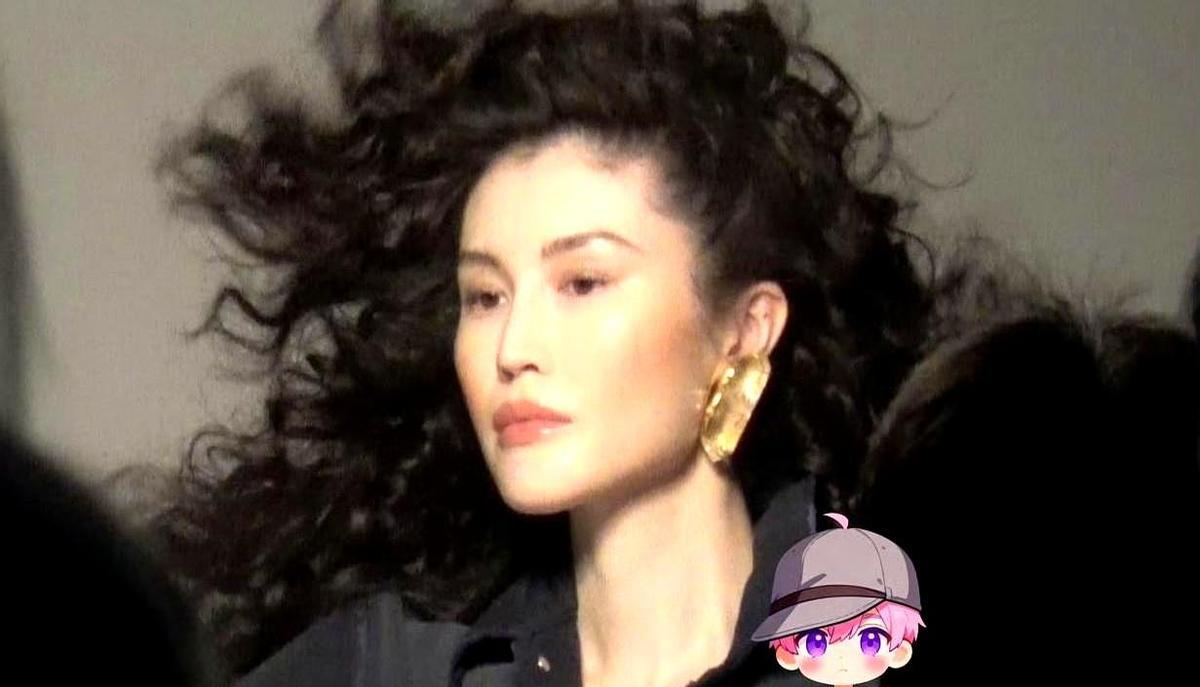 产后不到一个月复工，小腹平坦、腹直肌快速修复至健康状态——何穗展现的不仅是超模的