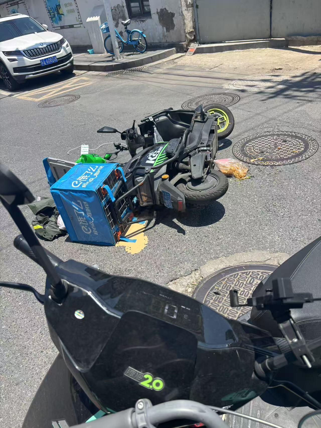 电动车确实非常非常非常方便，但不是它的违法成本也是真的低，去骨科医院看看就知道了