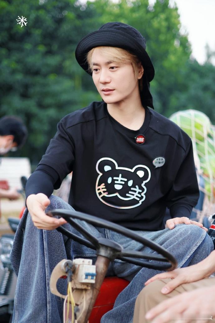陆虎买西瓜助力家乡瓜农 看到家乡西瓜滞销，陆虎自己掏钱采购了很多西瓜，发给路过的