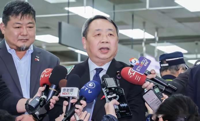 大“汉奸”石平1月6日窜访台湾，真是没有尴尬只有更尴尬，抵达台北的时候，迎接他的