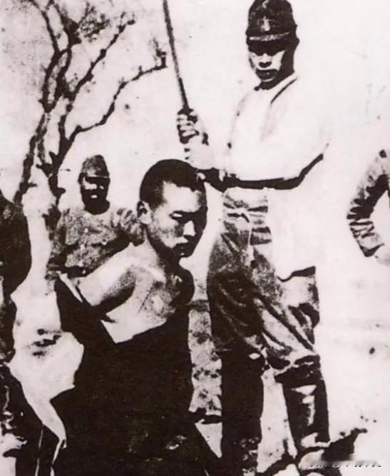 1937年，日军正在进行杀人比赛，17岁的左润德不甘心坐以待毙，只见他突然跃起，