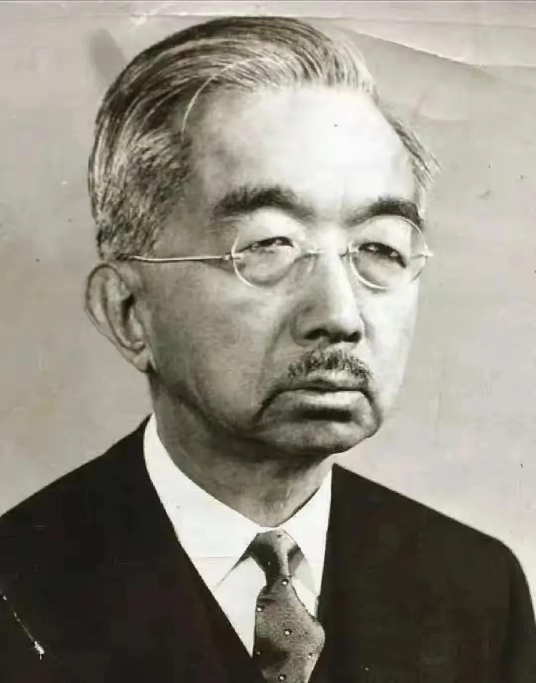 这就是发动侵华战争的恶魔日本裕仁，看他的相貌，尖嘴猴腮、厚唇短颌、瓜皮泡眼、面相