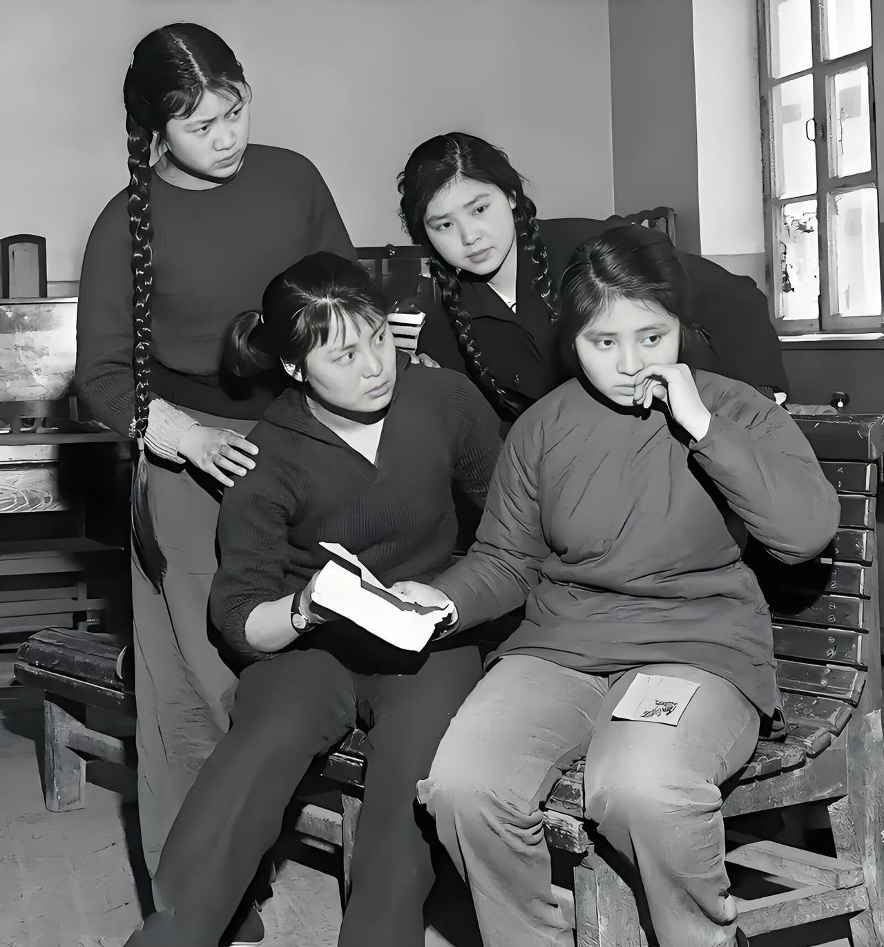 上世纪六十年代，长影4位年轻的女演员在排练节目，后排左是李玲修、右是卢廷兰。
前