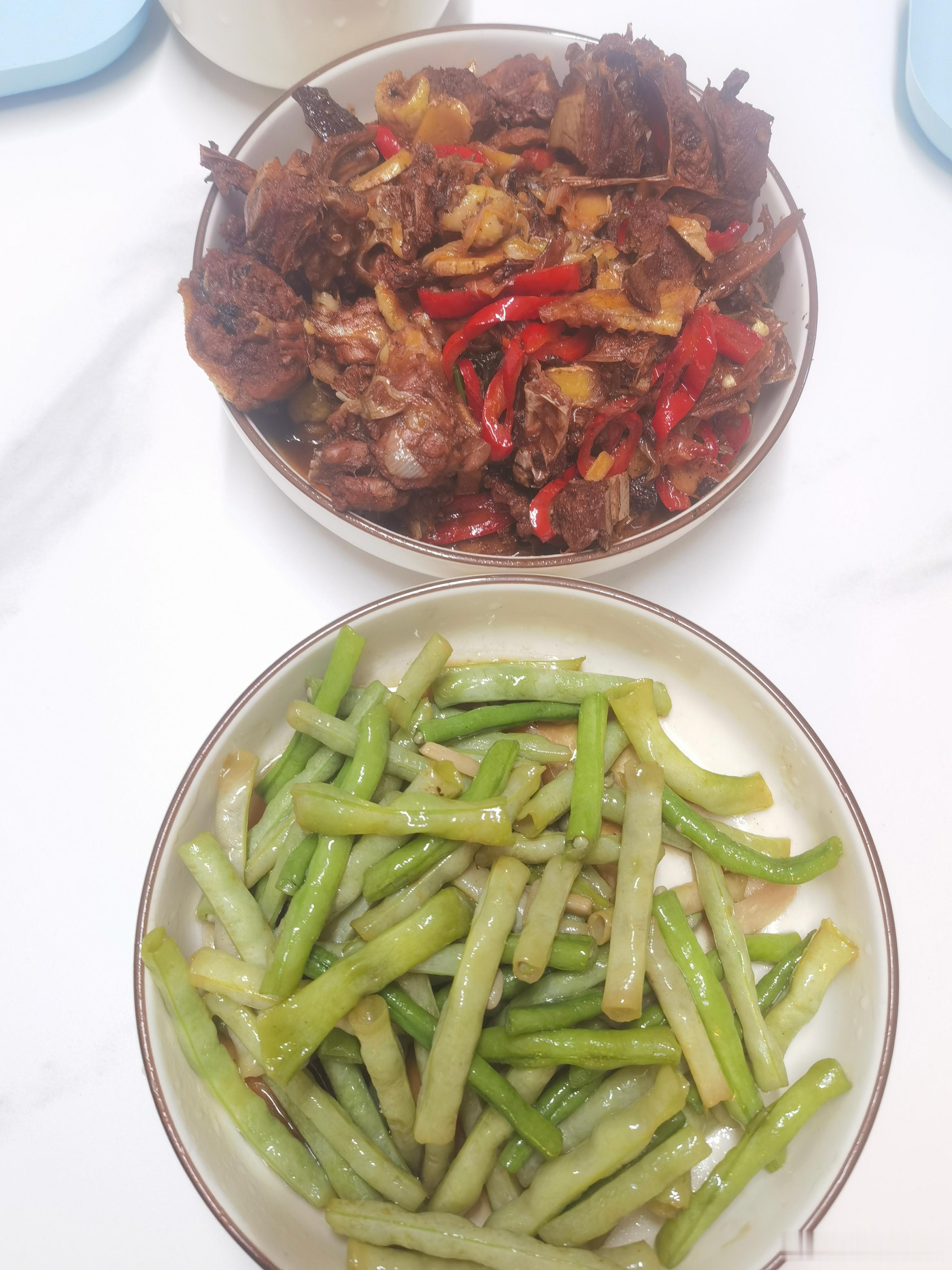 倒满啤酒小火慢炖的鸭肉咕嘟冒泡，清炒豆角还挂着水珠。原来让人安心的，从来不是精致