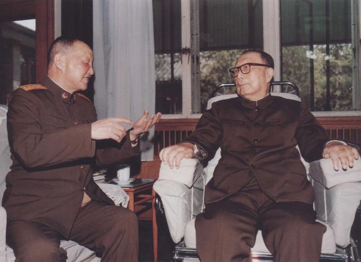 1989年4月18日，开国上将洪学智来看望聂荣臻元帅。两位开国元勋亲切交谈。他们