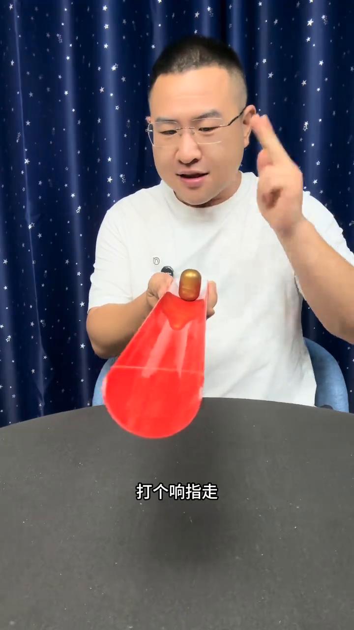 这招骗了我20年，今天终于破解了。
大家好，街头戏法会跑的铁蛋是如何做到的？接下