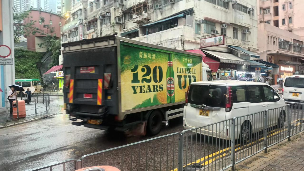 昔远方强者觊觎中国，带来啤酒釀造术，自此青岛与之缀连，号称崂山矿泉水天然健康饮品