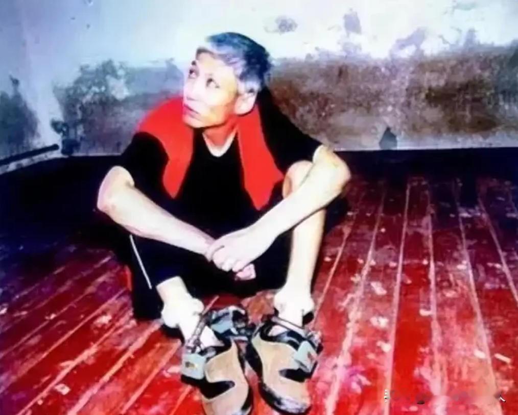 2003年，刘涌被执行死刑前十分镇定，苦笑看妻子、拒绝更换新衣服，押到殡仪馆抬进