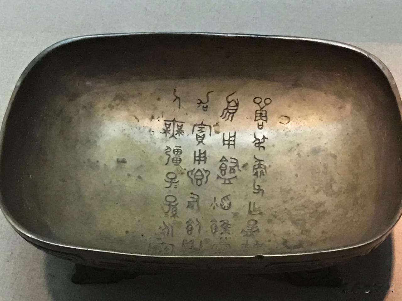 青铜器不一定都满身锈迹，你看这个就不是。

虢国博物馆兽叔盨。

铭文：兽叔奂父