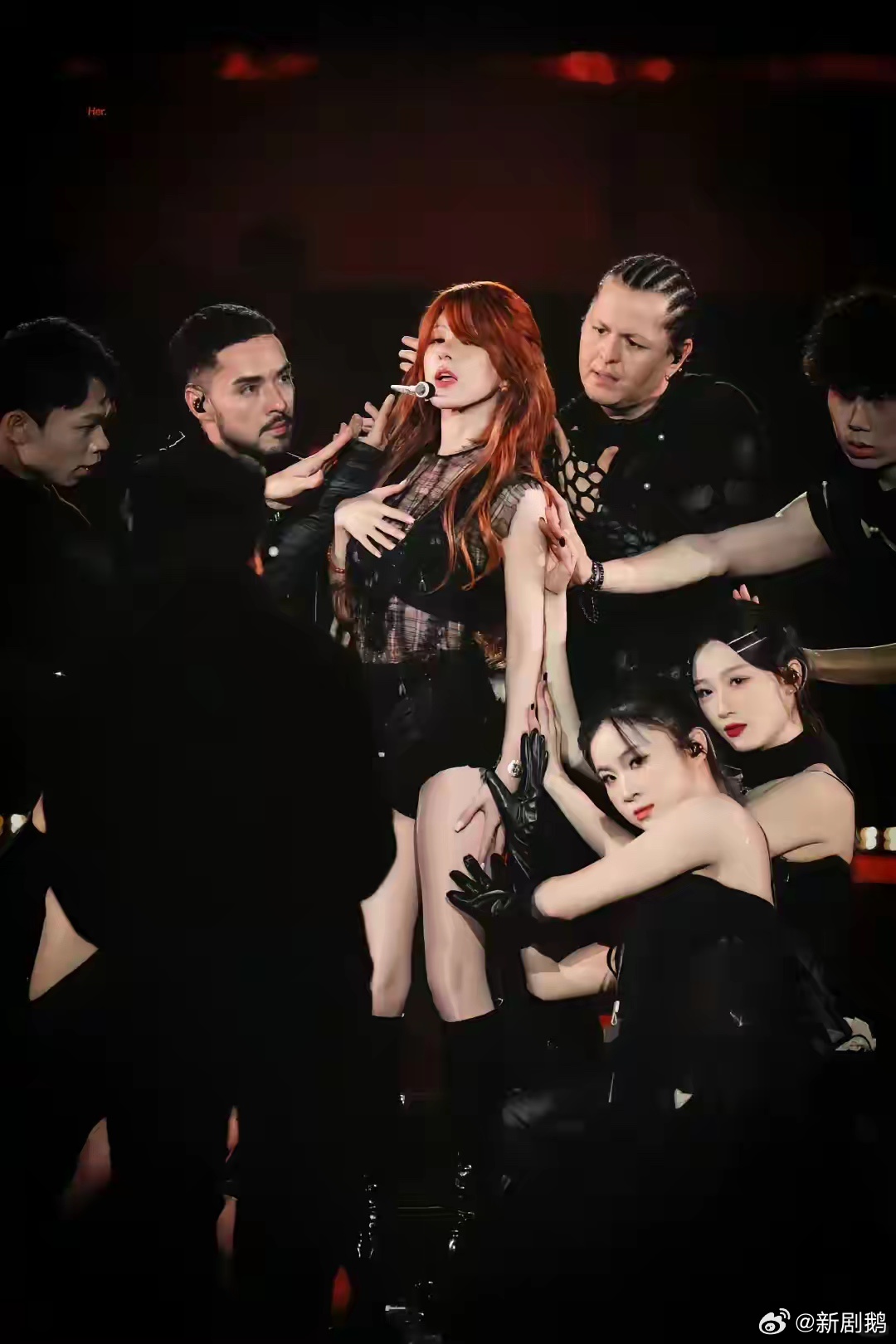 你们发现没有？赵露思肯定是被高人指点过。她这场27岁生日音乐会最厉害的不是排场，