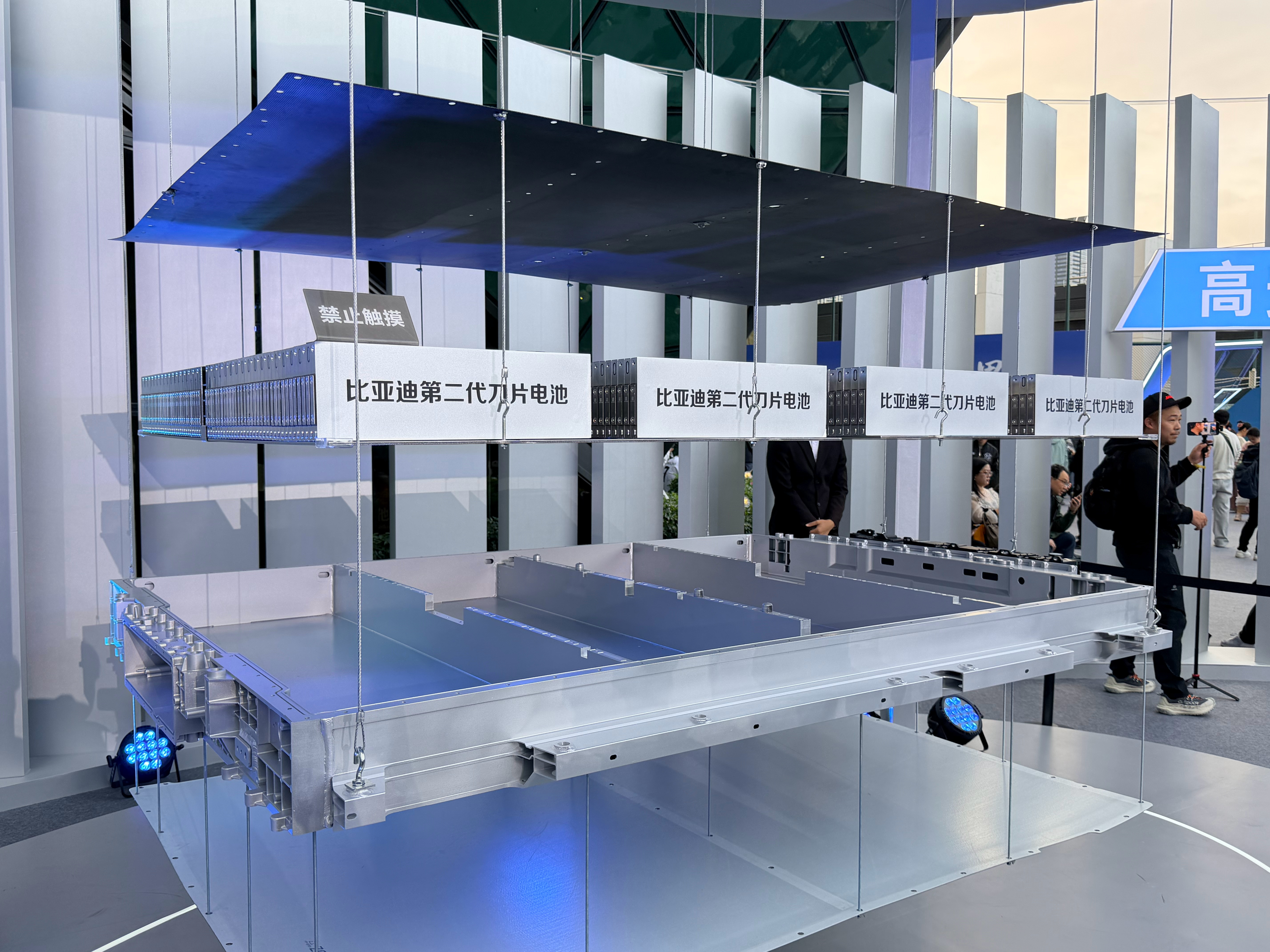 比亚迪全球首创闪充桩来了这次比亚迪发布的兆瓦级闪充桩，确实有点把电车补能逻辑重新