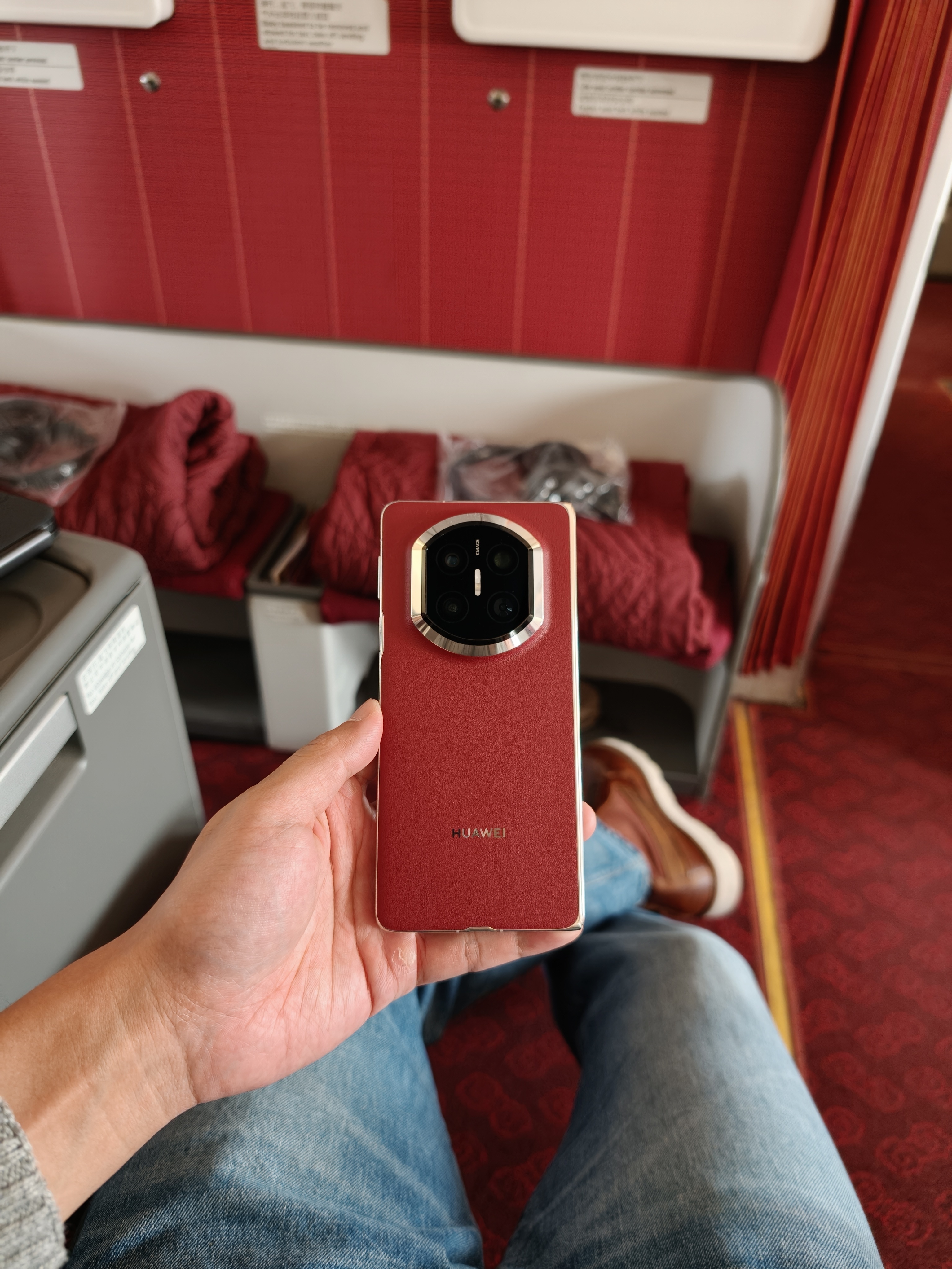 孕哥也是好起来了，在公务舱拿出了Mate X7典藏版 有点东西