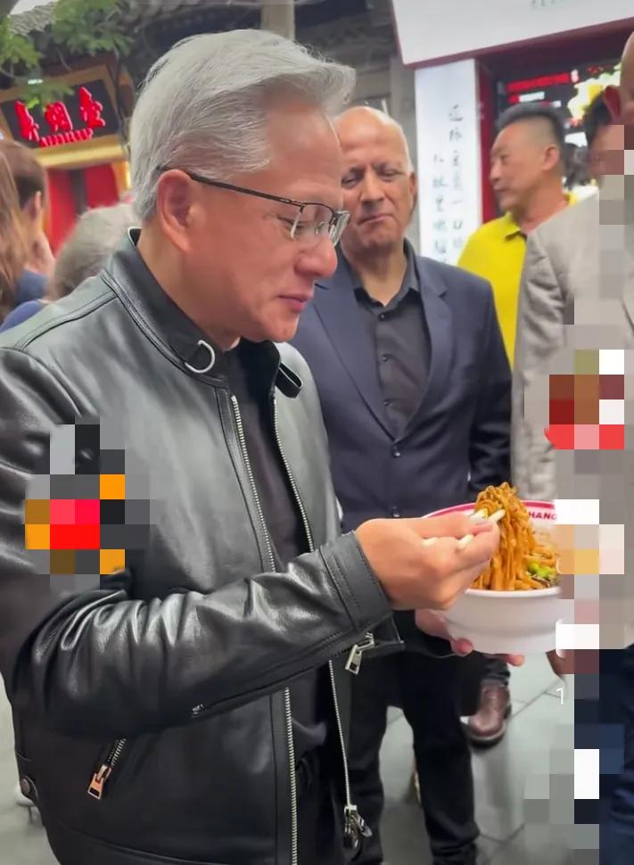 谁能想到日常吃个午饭，居然能偶遇科技圈顶流黄仁勋，真人状态直接惊艳到我！
抛开大