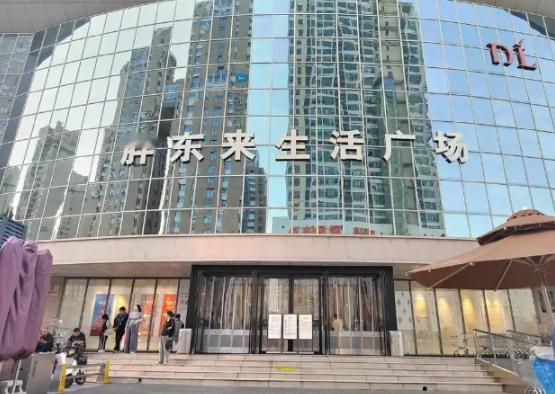 以为胖东来房东贪得无厌？别被带节奏了！算笔账：2.3 万平一年租金 2400 万