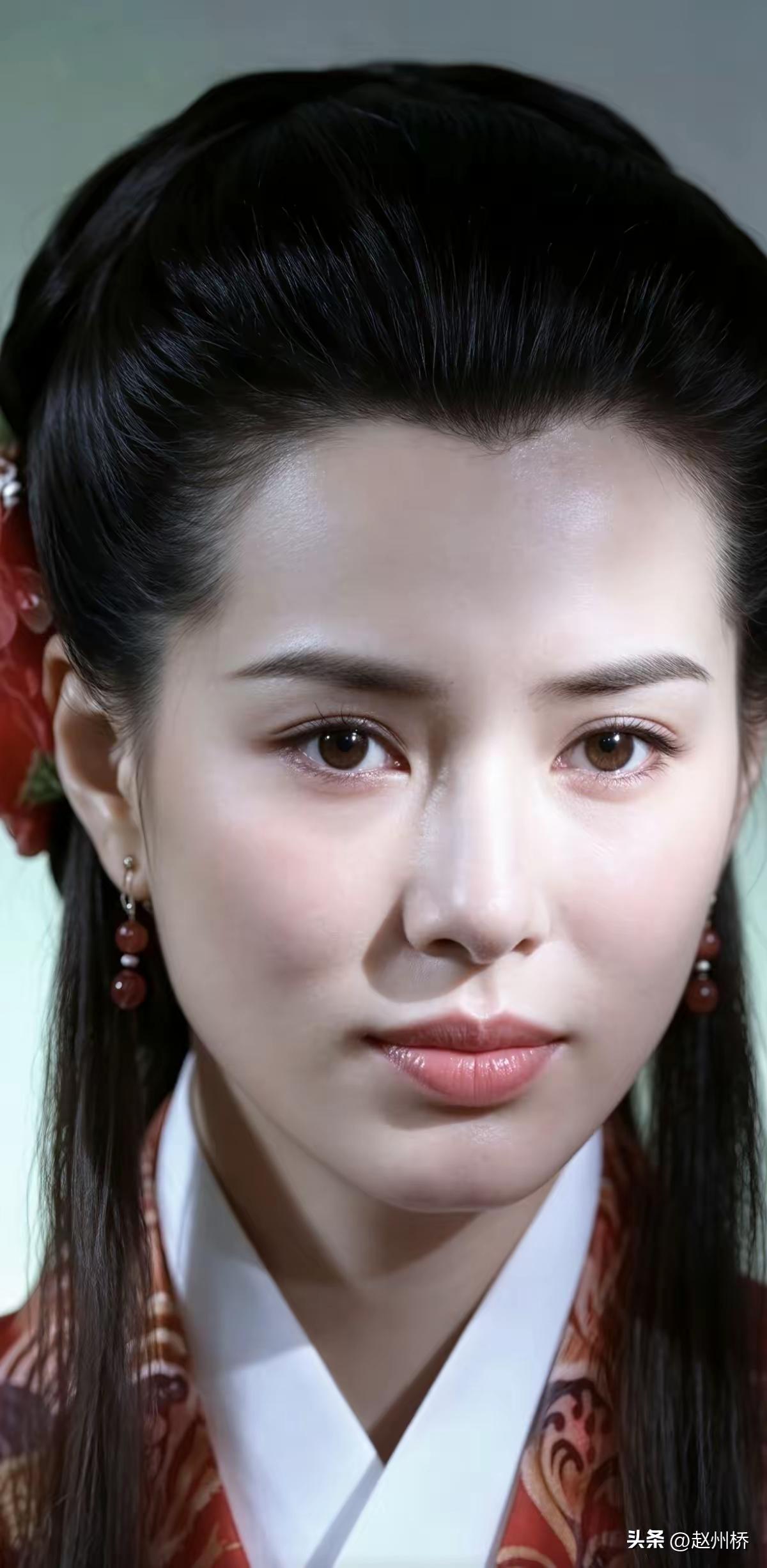 新加坡的演员和香港的演员确实长得不一样哈，这一个是牡丹，一个是何仙姑，你还记得他