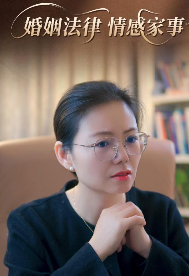 真下头，老公趁她睡着了翻她手机，她觉得自己不被信任，日子过不下去了……

刚从婚