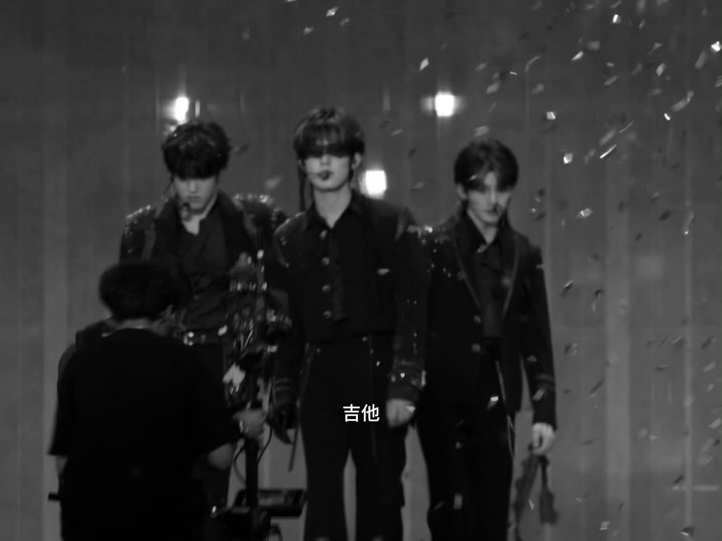 张泽禹新音挑染woc…这个舞台直拍能不能甩我脸上张泽禹黑纱蒙眼00后新生代热点捕