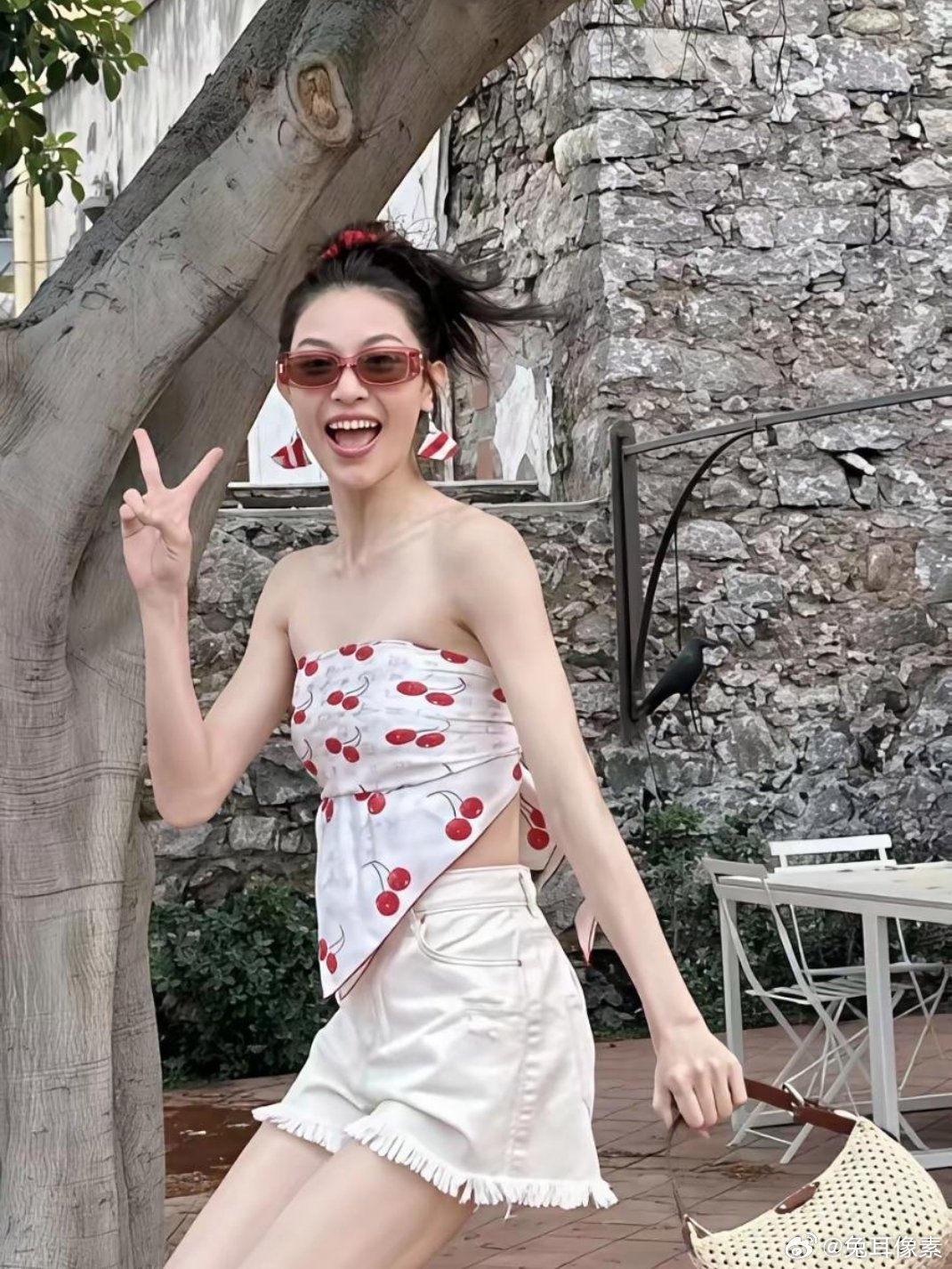 钟楚曦这个方巾抹胸太卡身材了，胖一点瘦一点都不行 ​​​