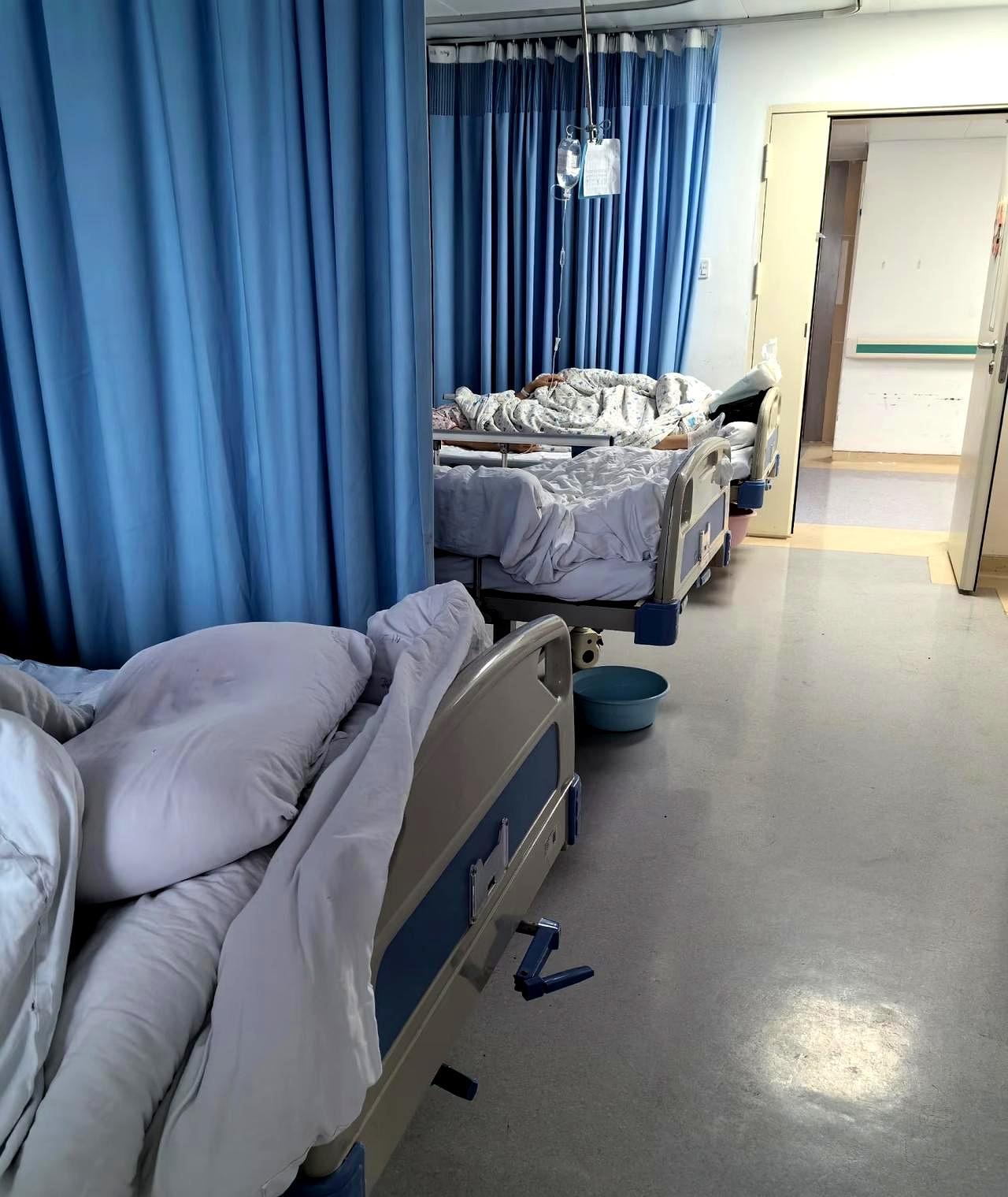 病者有医生看护，老人更有孩子守护。还能看到85岁的老人住院，儿女围在病床边忙前忙