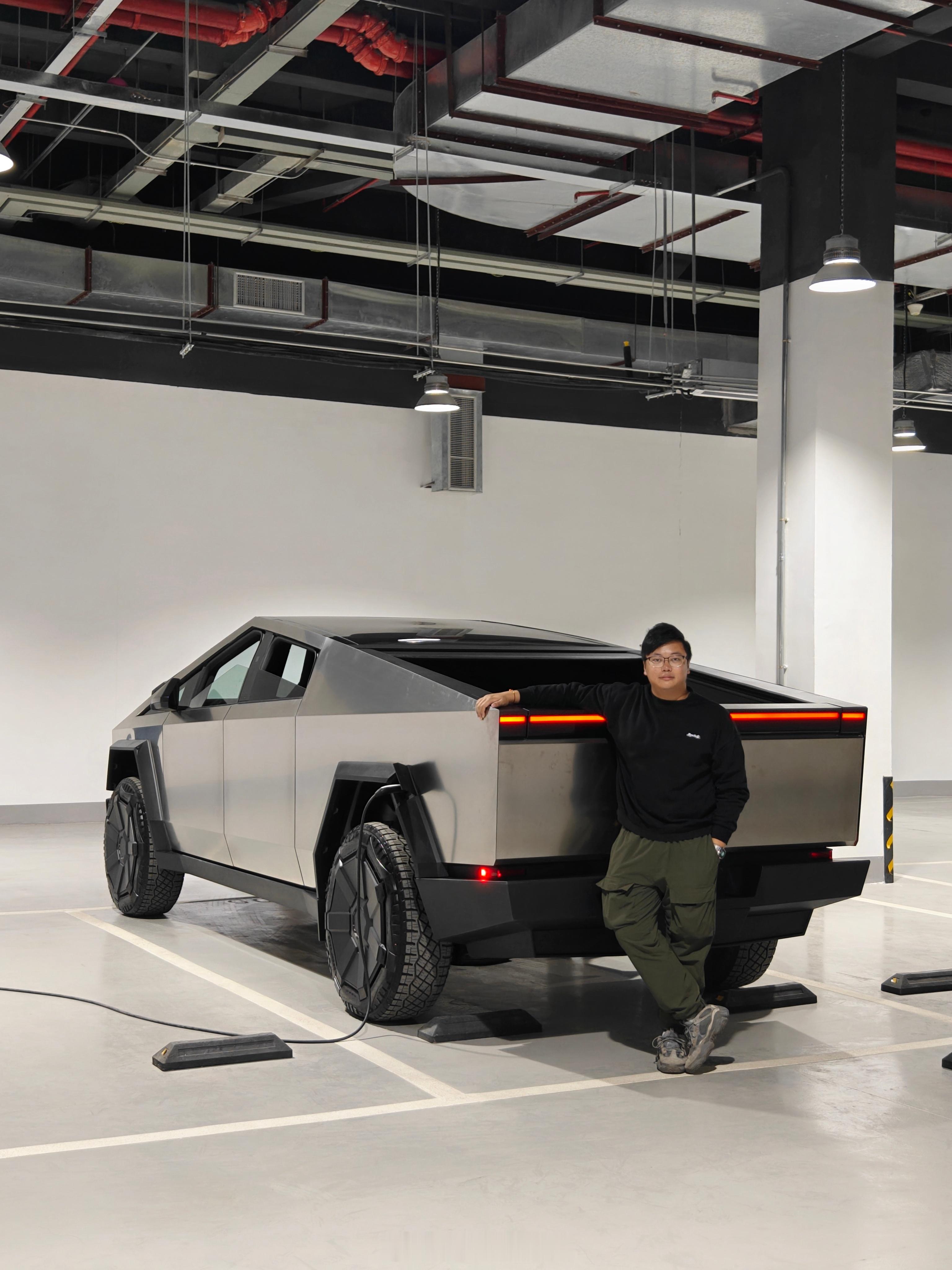 特斯拉 赛博 越野 旅行车​- ​Cybertruck。​一些​同事给拍的「提车