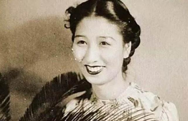 1940年的一个深夜，郑苹如被特务秘密押到小树林准备枪决。特务见她美貌动人，犹豫