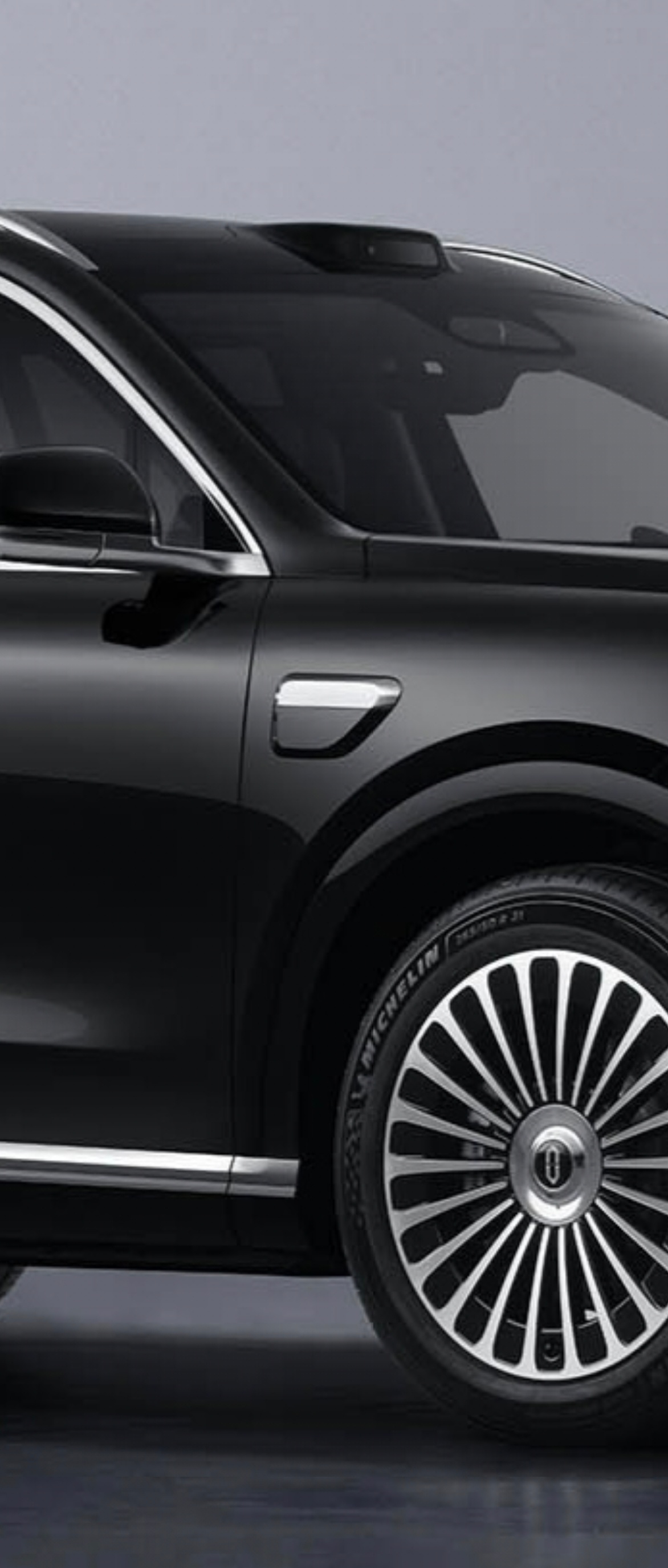 全新问界 M9，先看图二再看图三。侧向视觉感知模组，侧前那个摄像头没了，转移到 