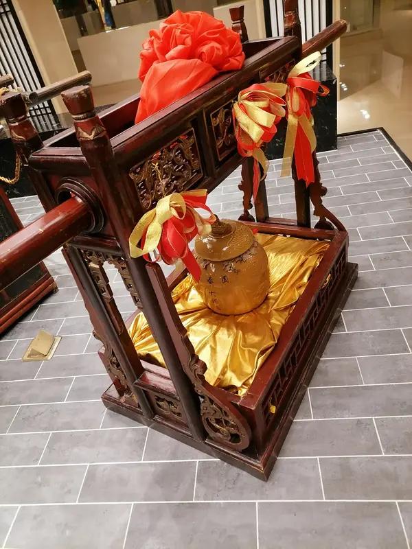 新年爱好打卡可太有意思啦！有人打卡喝酒，那罐酒超大，足足十升，不知道能供多少人开