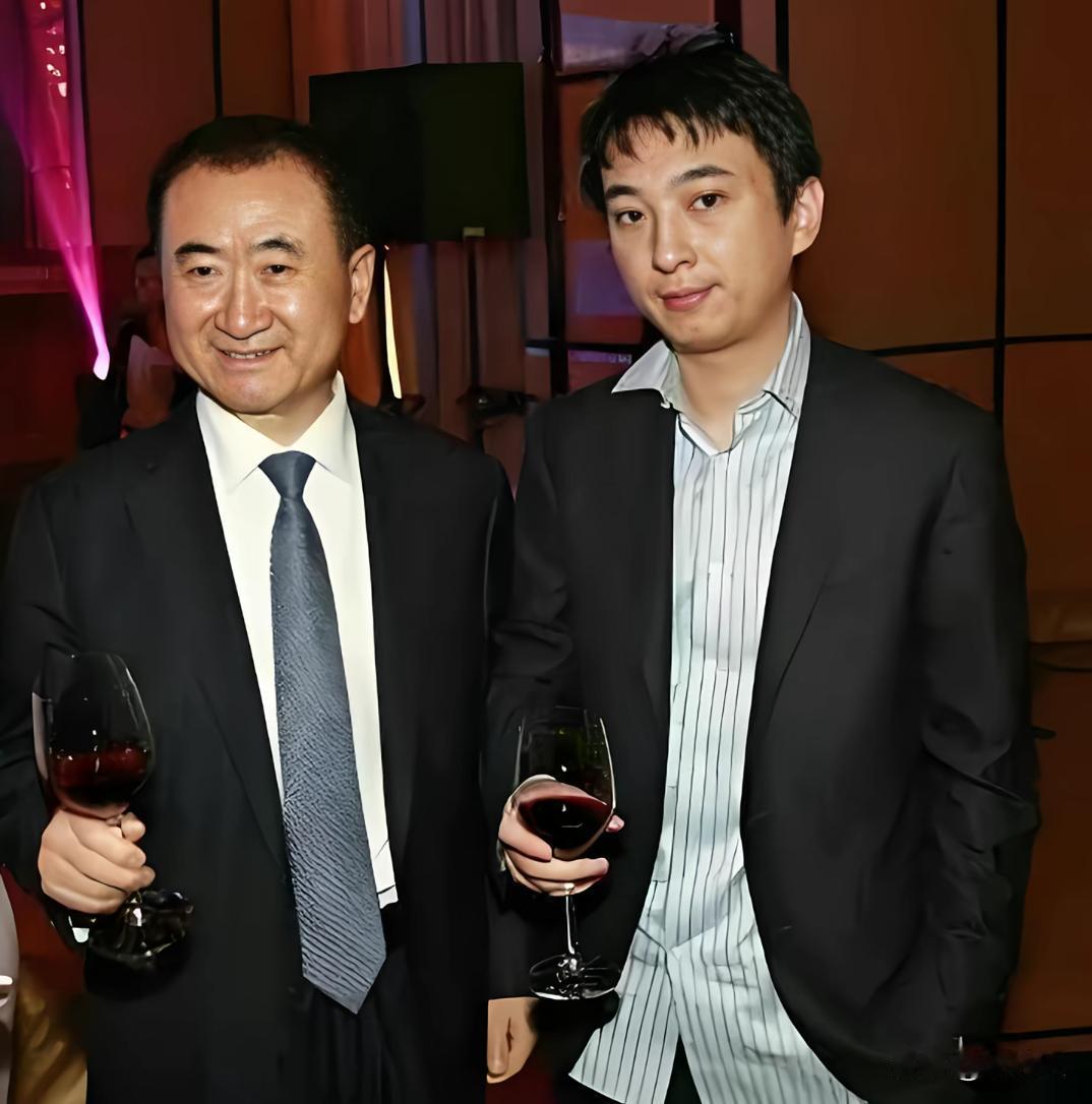 父子俩是时候该联手拯救万达了，凭借他们两个人的头脑，估计可以让万达东山再起。
王