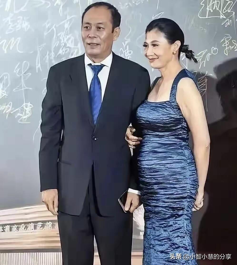 张光北的老婆都有60多岁了，怎么还穿这种礼服裙？气质油腻，小肚腩影响了她整体的美