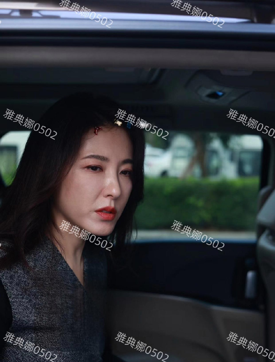 曾黎的美貌被高估了，本人并不年轻，也没有网上吹得那么漂亮，法令纹很重皮肤下垂的厉