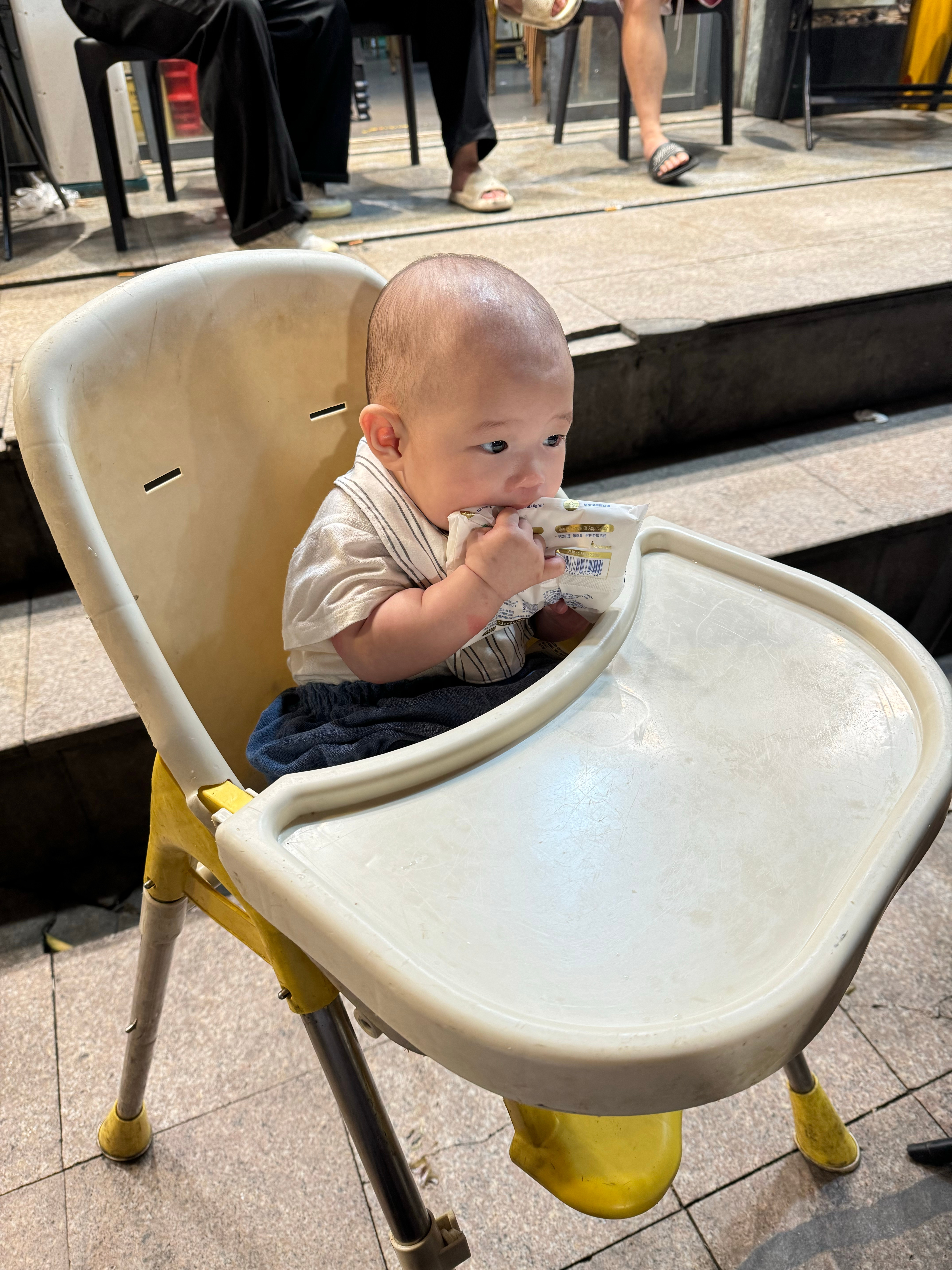 第一次自己坐着（店里这个餐椅好脏）我们现在外出吃饭面临的问题就是，粒理自己不会坐