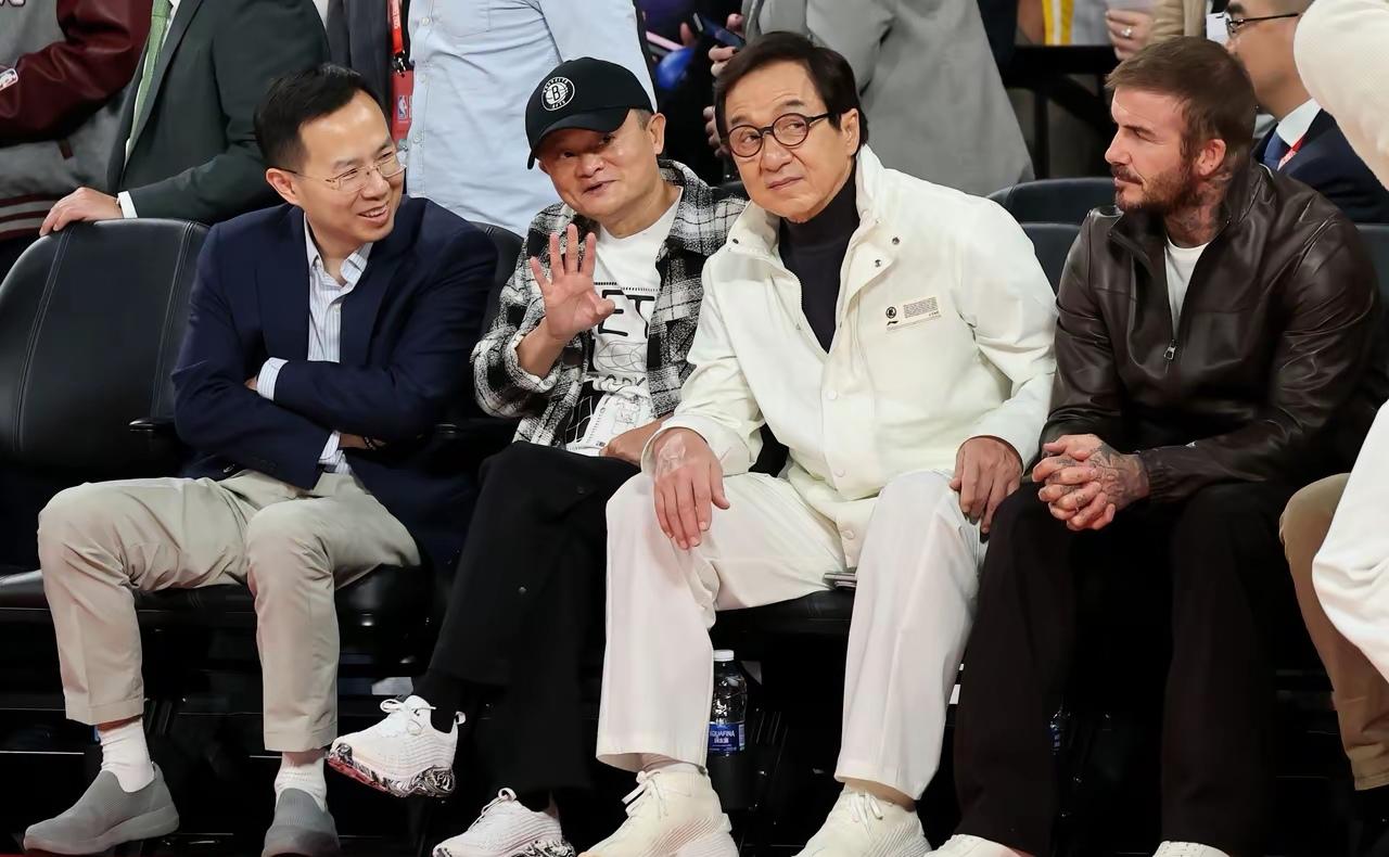 这张世纪合影一出来，评论区直接炸了——成龙、贝克汉姆、马云同框，三个名字往那儿一