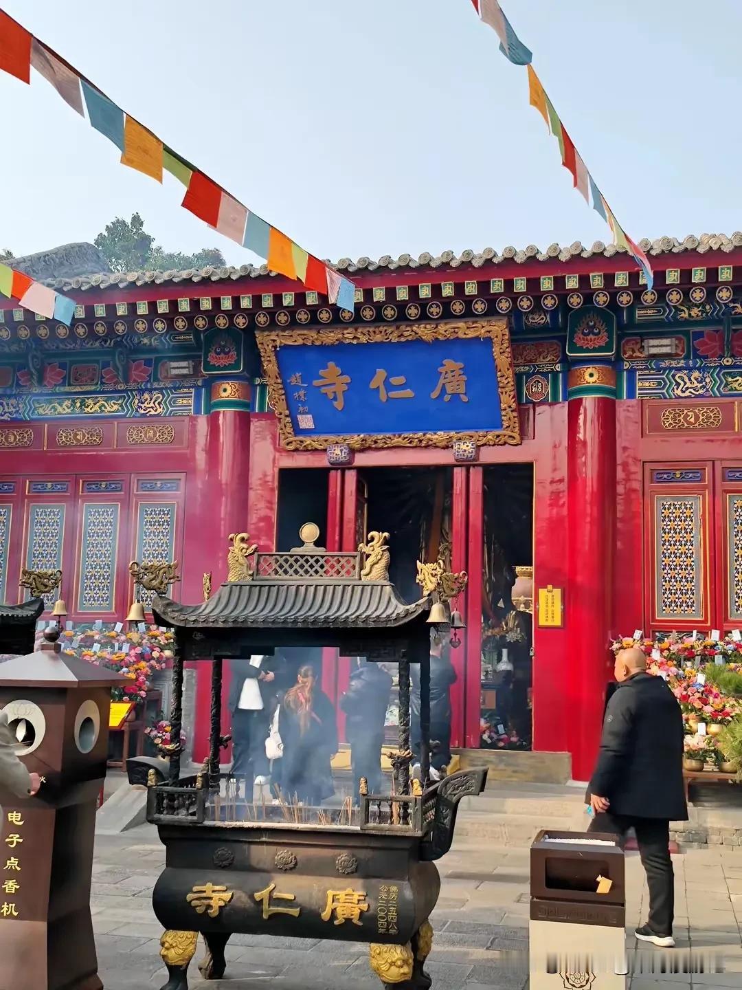 寺庙该不该收费？
似乎很难判断谁是谁非。
各有各的道理，各有各的说法。
自宋朝起