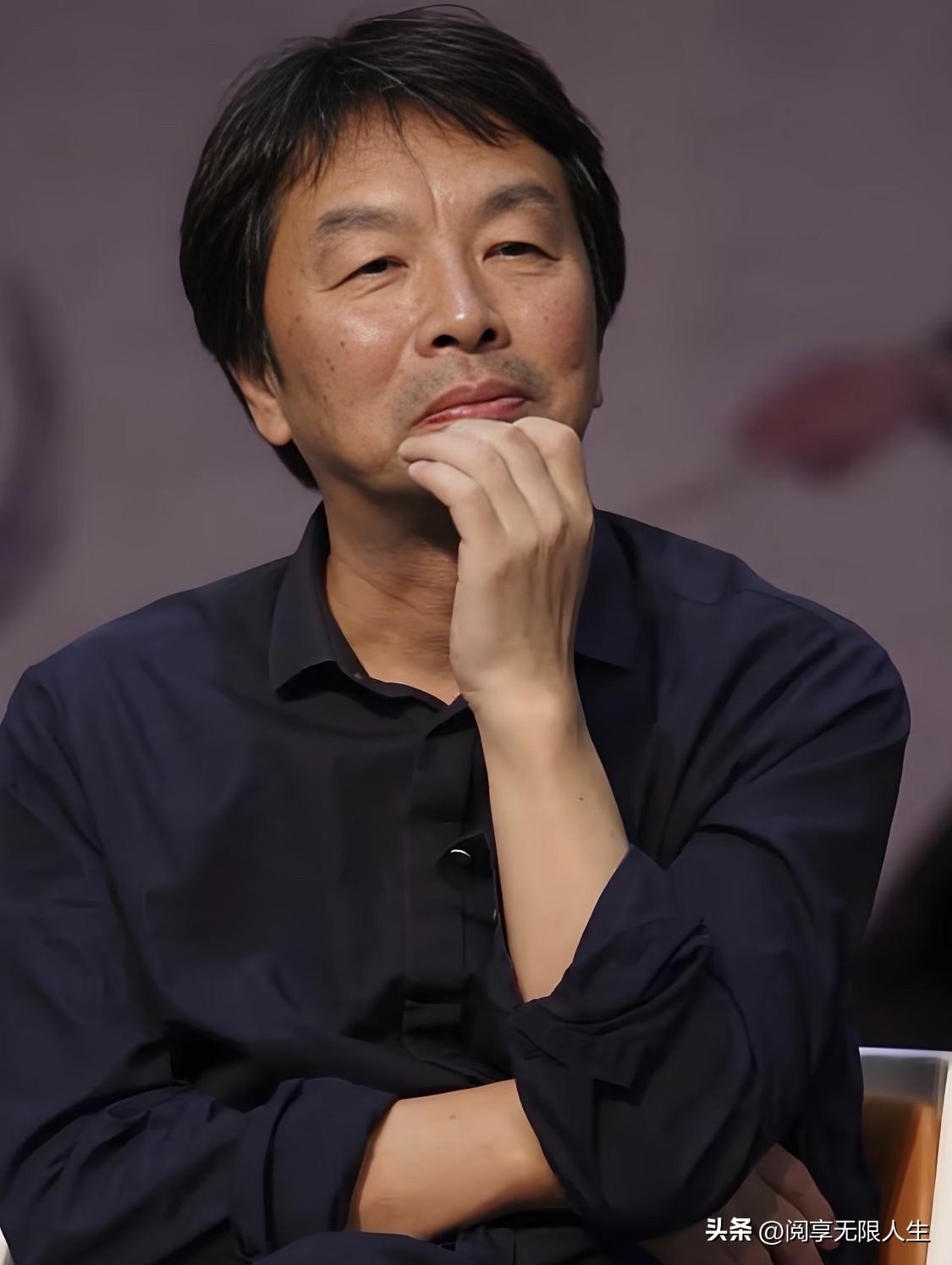 刘震云老师说：
“真正的高人，都冷得像把刀。
眼见人走入险境，不出声；
眼看人走
