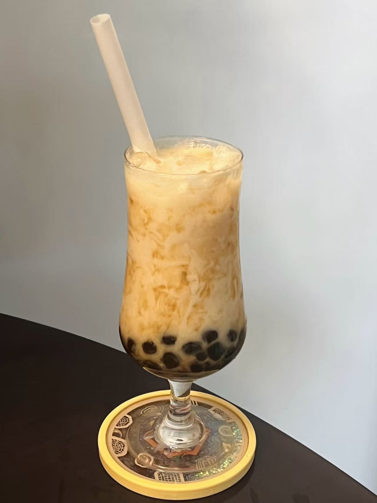 立秋第一杯奶茶的受益者出现了 刷到有人晒自家狗叼着奶茶吸管的照片，合着小动物都能