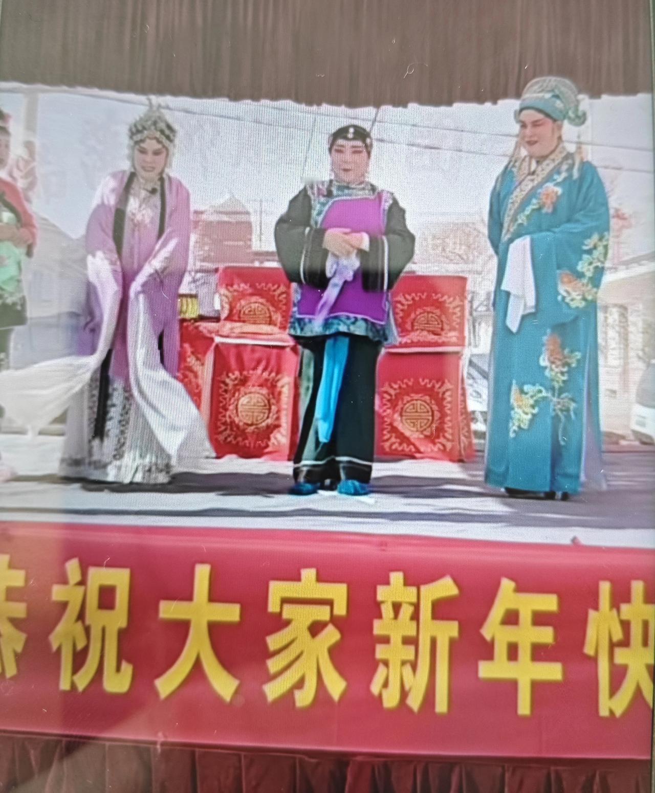 即墨区段泊岚镇姜家坡村农历正月初七、初八连续两天有传统柳腔戏剧演出，演出单位是青