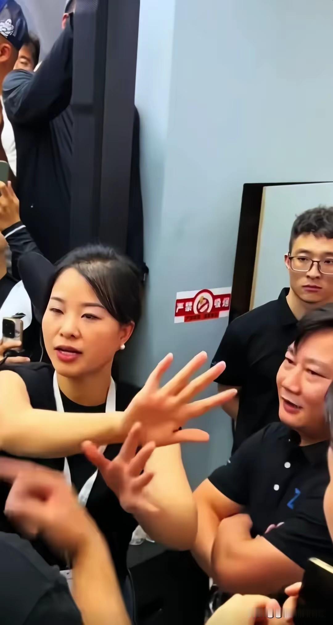 张雪的成功离不开她的老婆，他是个干实事的人，从他的发言中能看出他的性格比较急。有