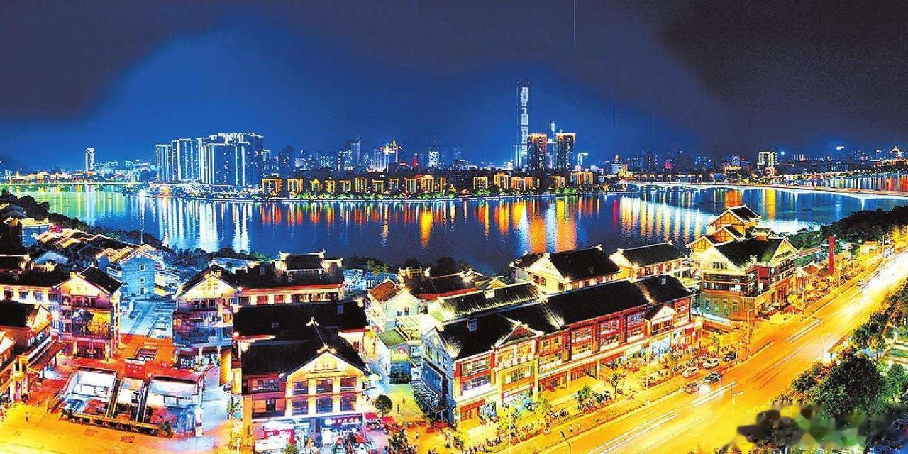 大学毕业后，我回到柳州，万万想不到和高中校花静静在同一家单位上班。一天，她约我出
