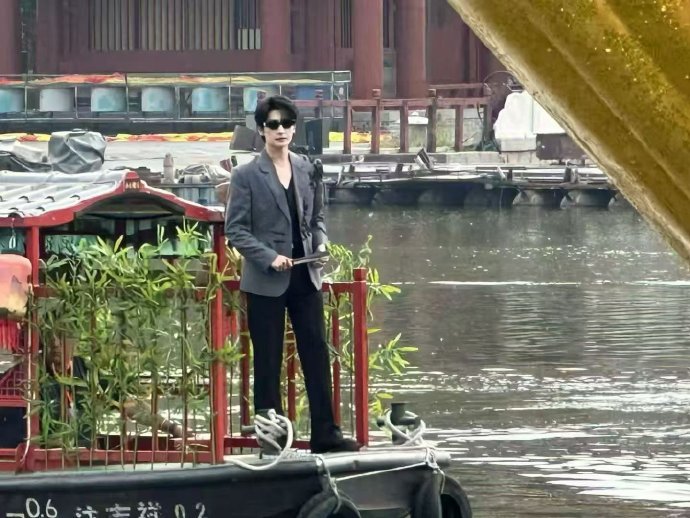 杨洋学猫叫耳朵红了 杨洋把自己叫害羞了 粉丝也太会整活了，起哄让杨洋学猫叫，他大