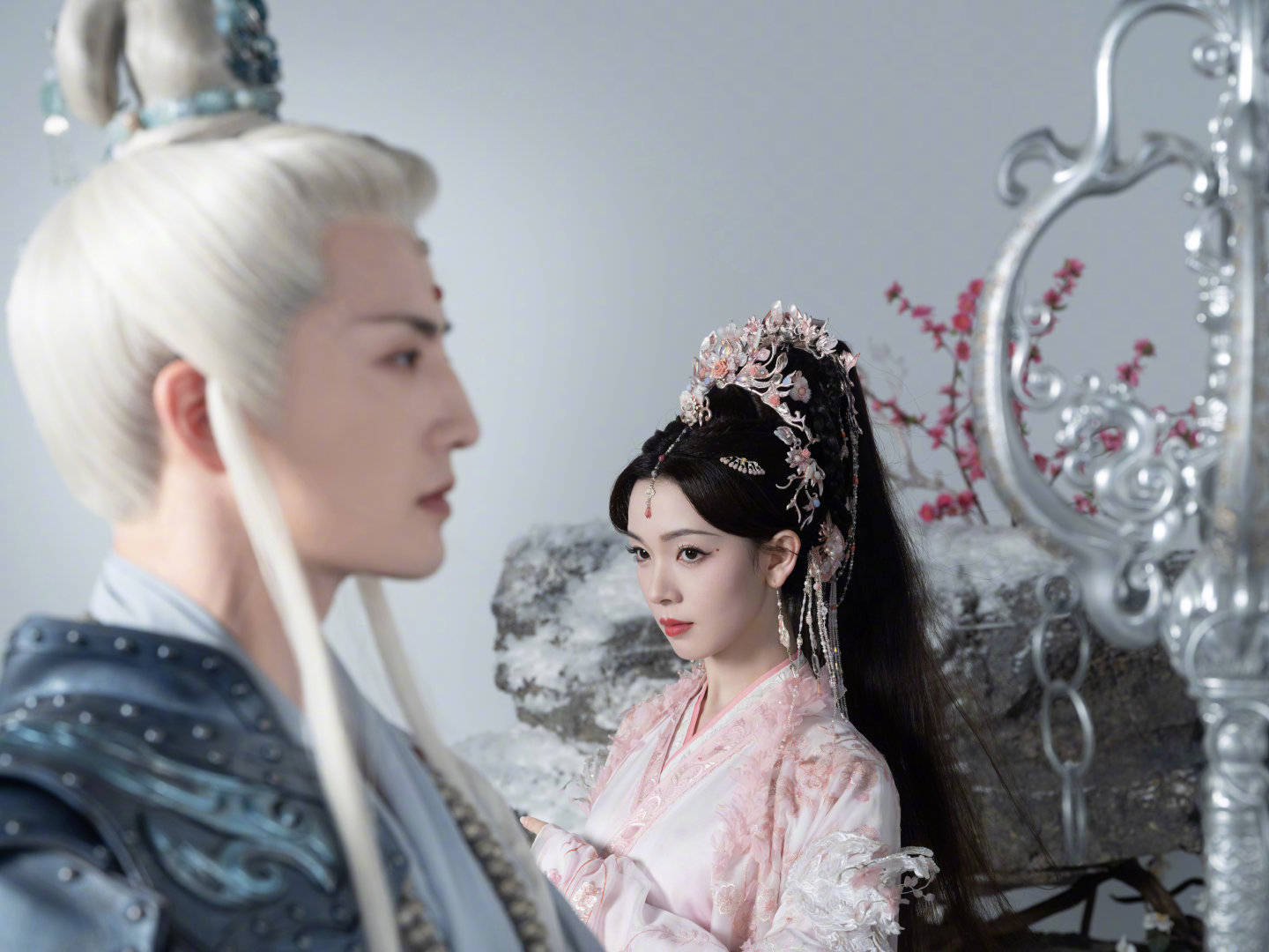 陈瑶杨仕泽一个纯欲一个禁欲本该刀剑相向的两人，偏是他救了重伤的她，偏是她抵着他喉