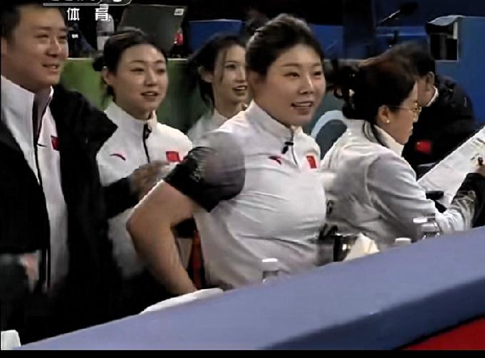 冬奥会女子冰壶赛场又传喜讯！
中国女子冰壶队第三场比赛最后1局先手极限偷分，8-