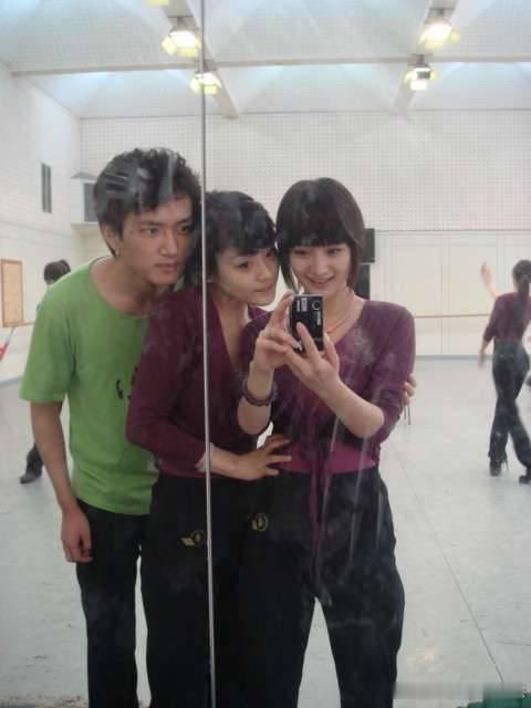 杨幂大学上形体课照片登热搜今日，杨幂大学上形体课照片上热搜，考古到杨幂学时期形体