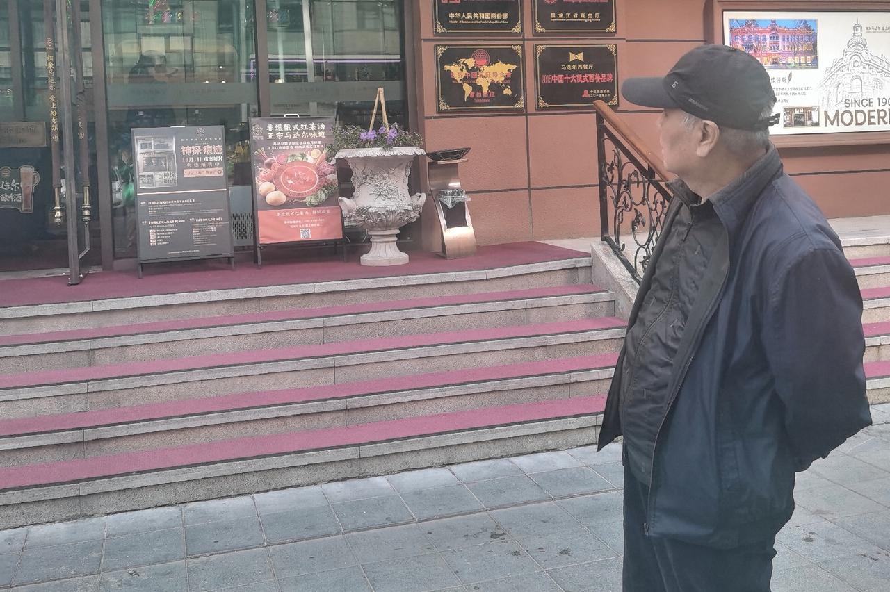 昨天我和老伴出去玩
走了一天
今天我在家
睡了一天
真是累了
老伴儿比我强多了