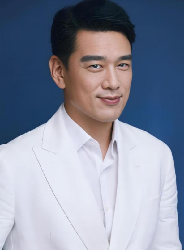 当年，王耀庆为了打游戏4个月不出门，买8台电脑，20个账号。可是房东女儿收租时，