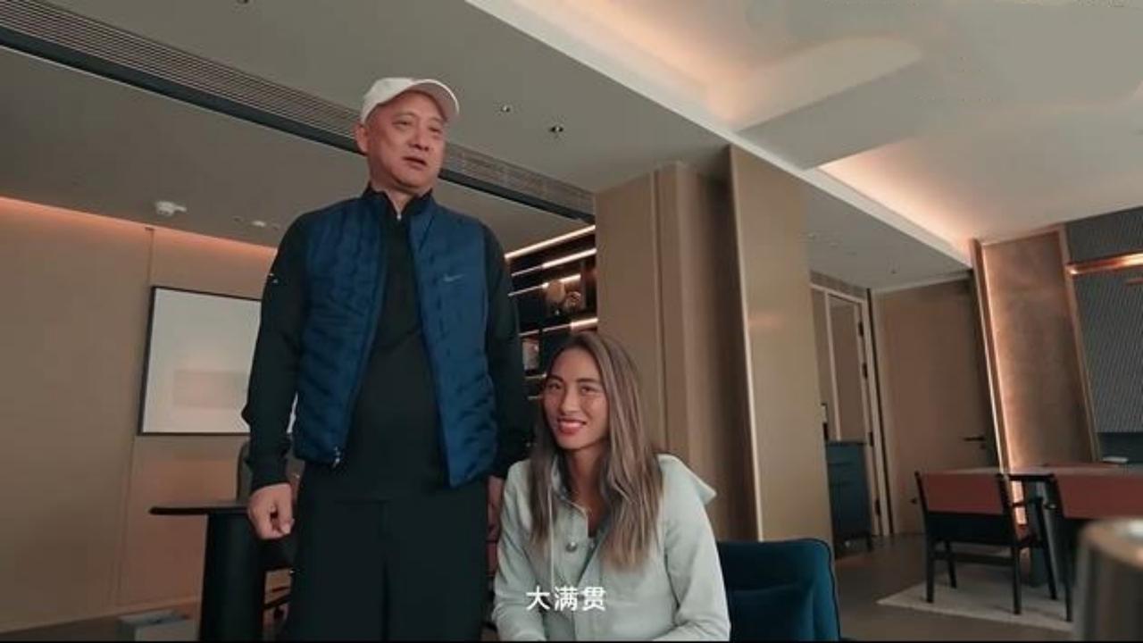 郑钦文父亲郑建坪又放狠话了，给女儿郑钦文下命令，明年必须拿下大满贯！

郑钦文在