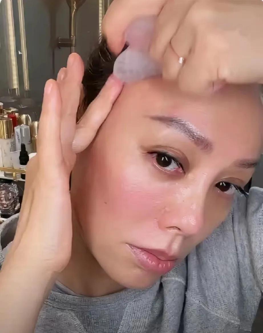 谁能信宁静都快60岁啦！瞧瞧她那皮肤状态，好到简直逆天！紧致光滑，还透着健康的光