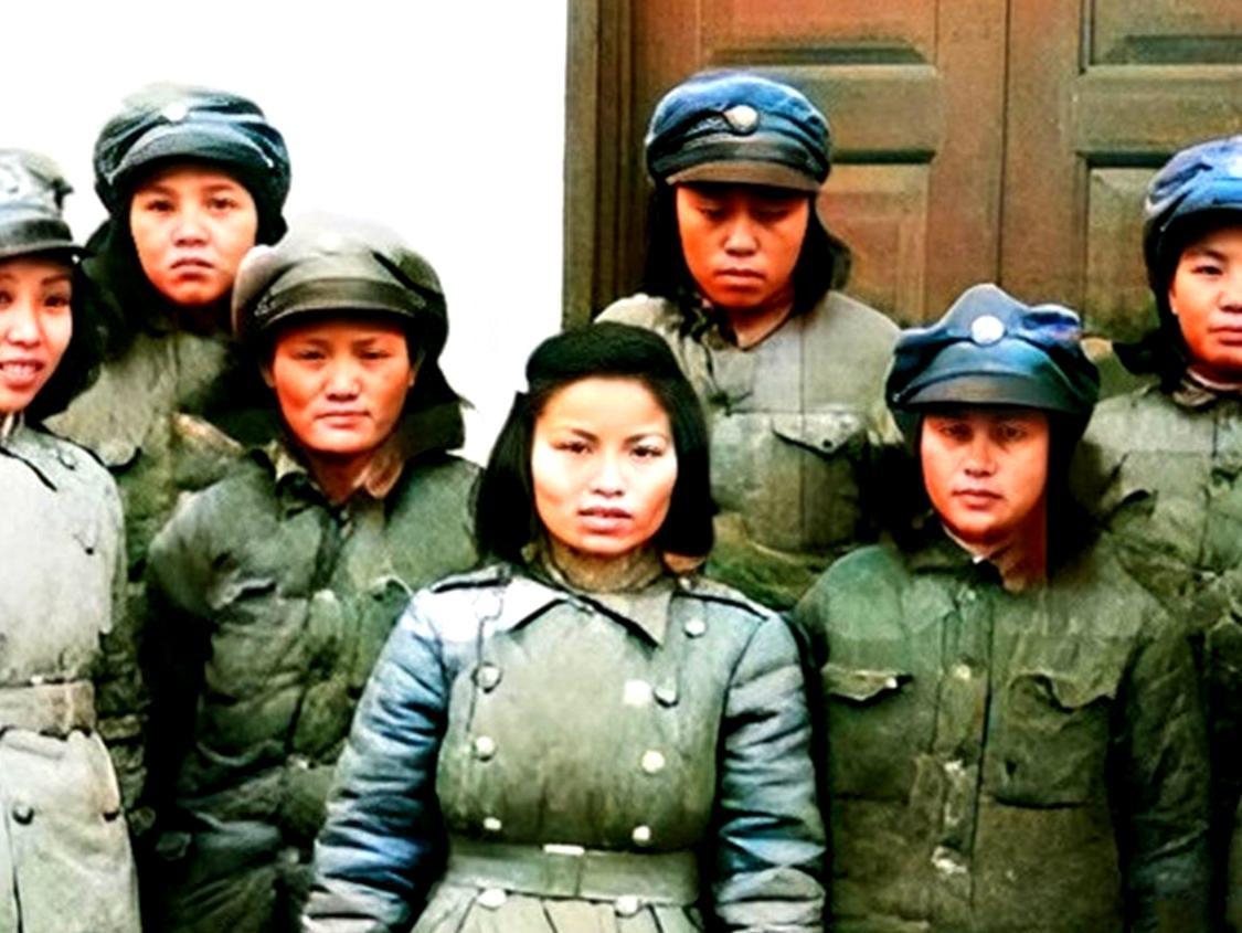 1942年，七名年轻的女译电员被日军围困在悬崖之畔。凶残的敌人见她们青春貌美，顿