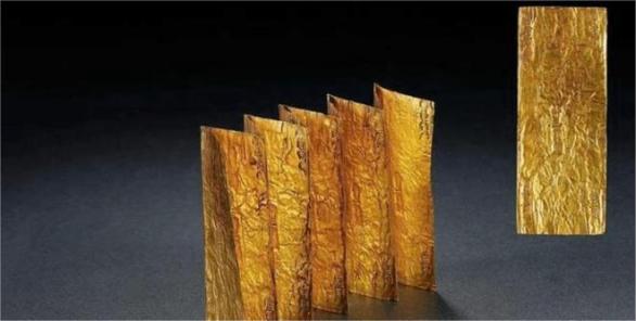 1992年，温州一老农来到金店，偷偷从怀里，掏出一本金册，想用它打个手镯，金匠正